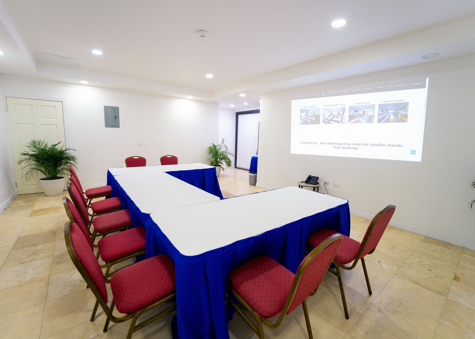 A spacious conference room in Montego Bay with projector and bright lighting - Hotel 39, Jamaica (Montego Bay)
