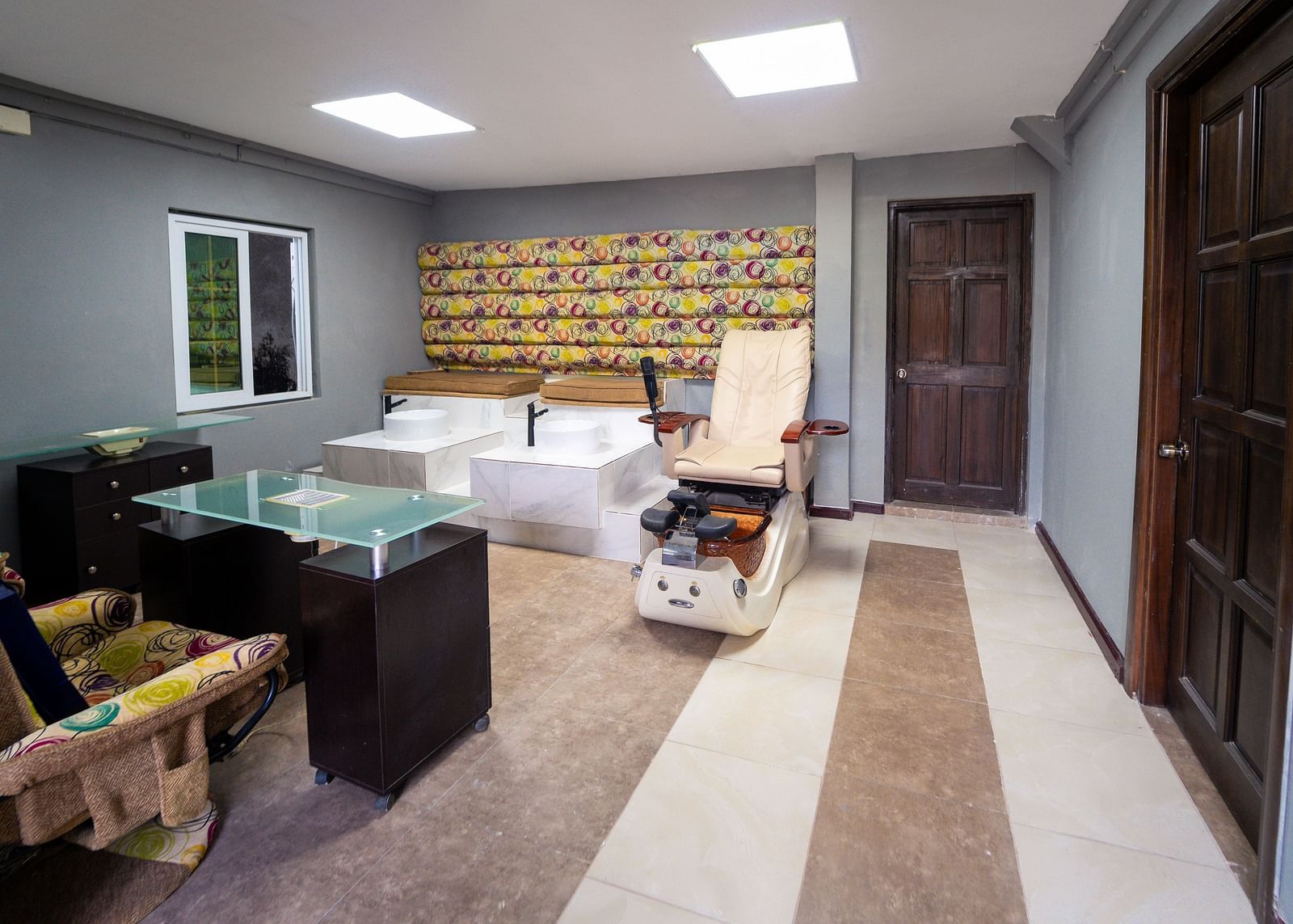 A spa in Montego Bay with a massage chair, and two hair washing chairs - Hotel 39, Jamaica (Montego Bay)