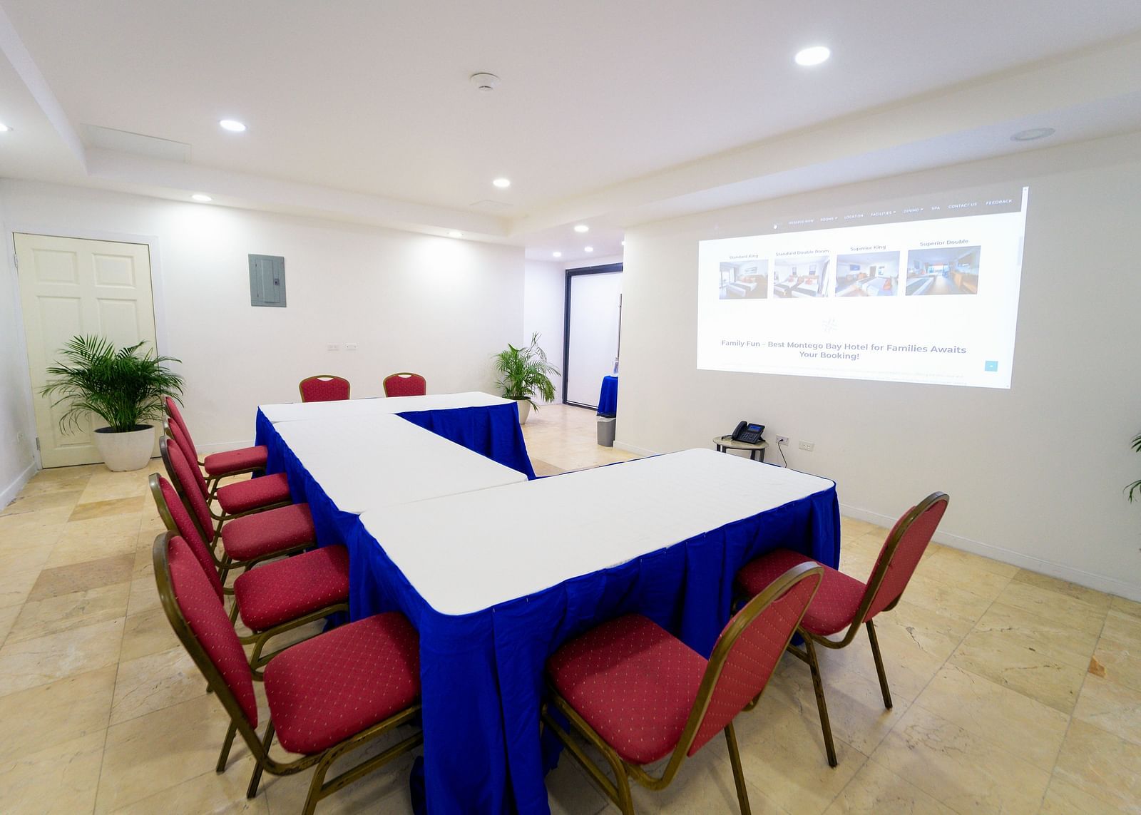 A spacious conference room in Montego Bay with projector and bright lighting - Hotel 39, Jamaica (Montego Bay)