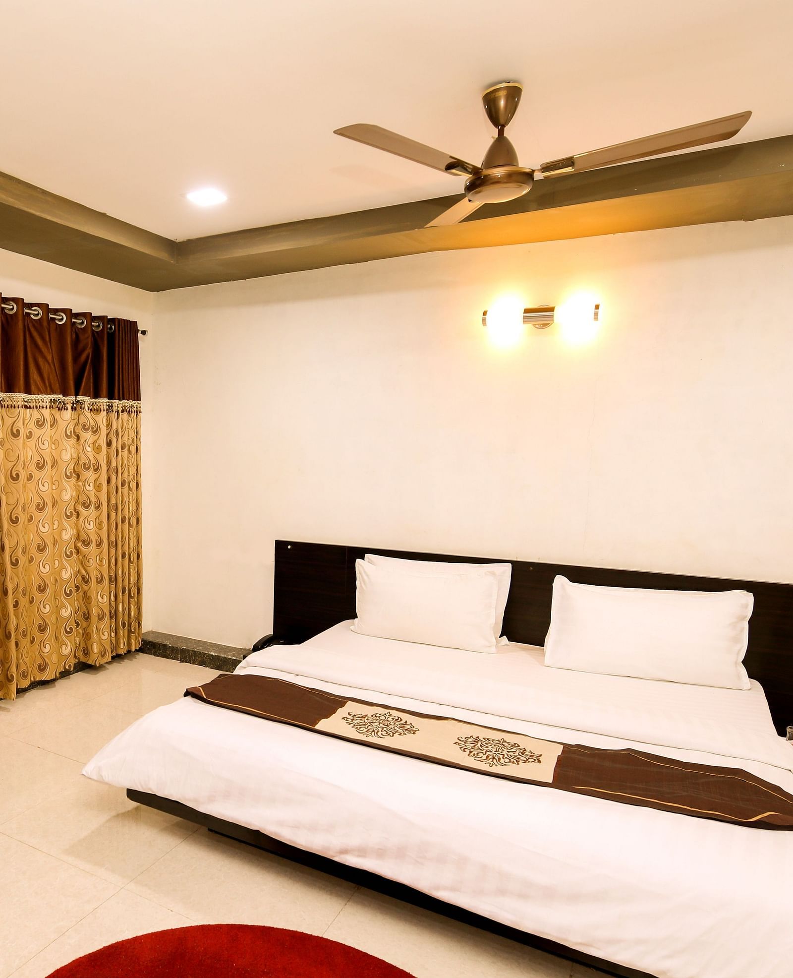 A room with with a double bed and work desk at Saavaj Resort