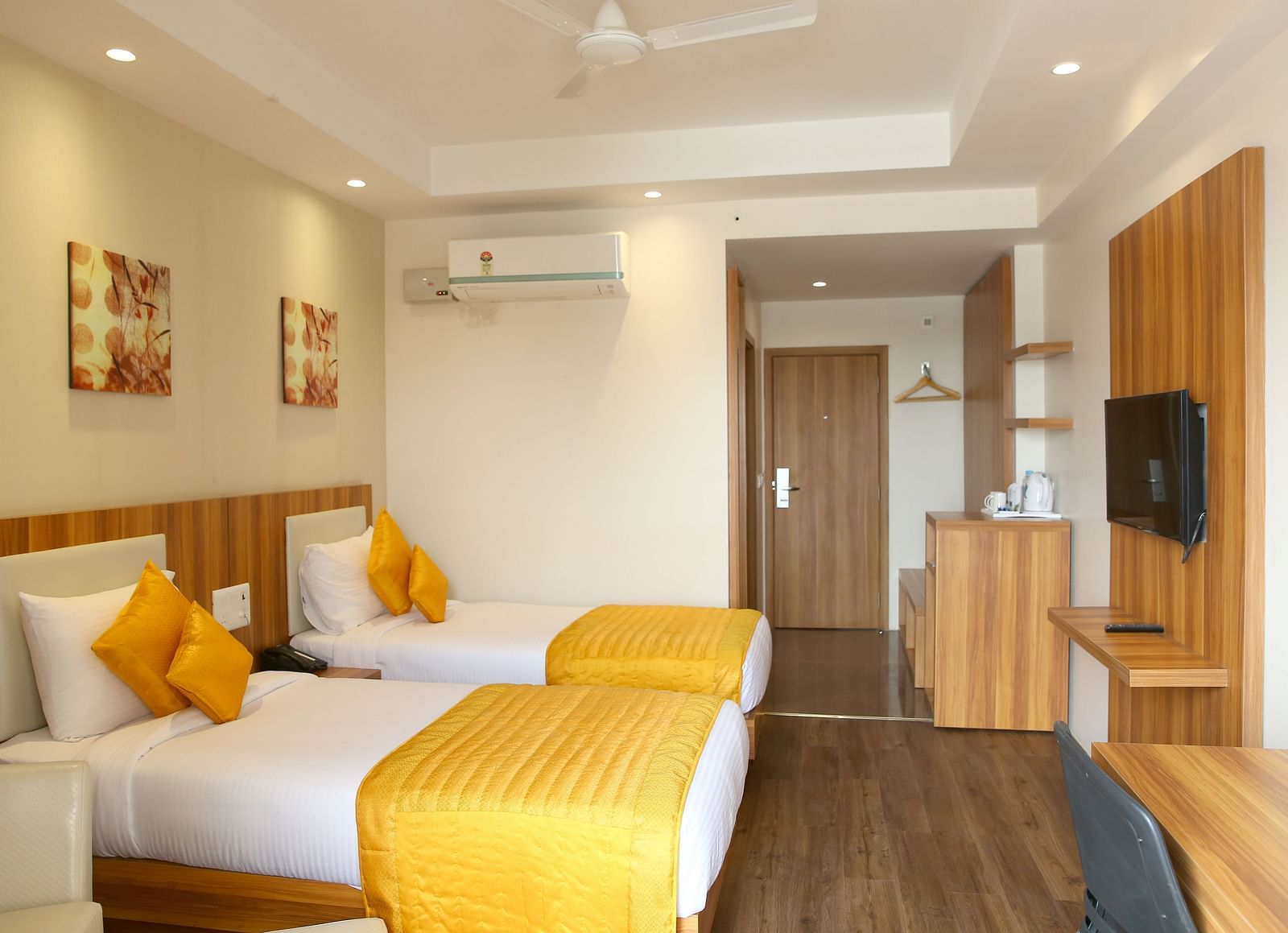 Deluxe Silver Rooms with posh twin beds2 and enticing interiors - le roi udaipur hotel