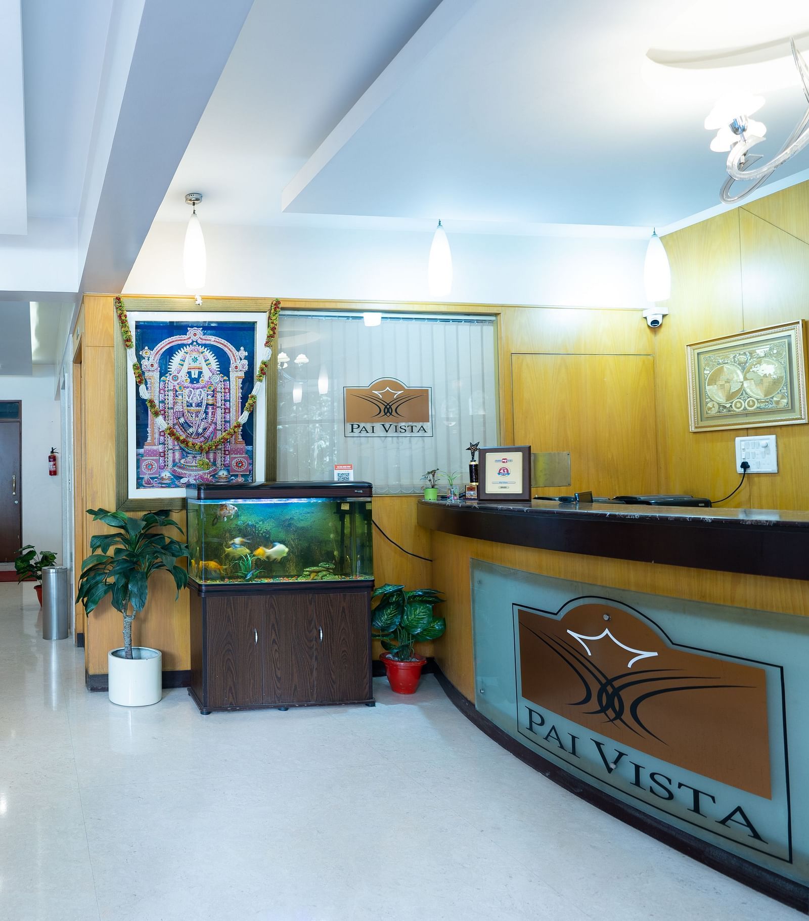 Overview of the lobby with the reception desk in view - Hotel Pai Vista, KR Road