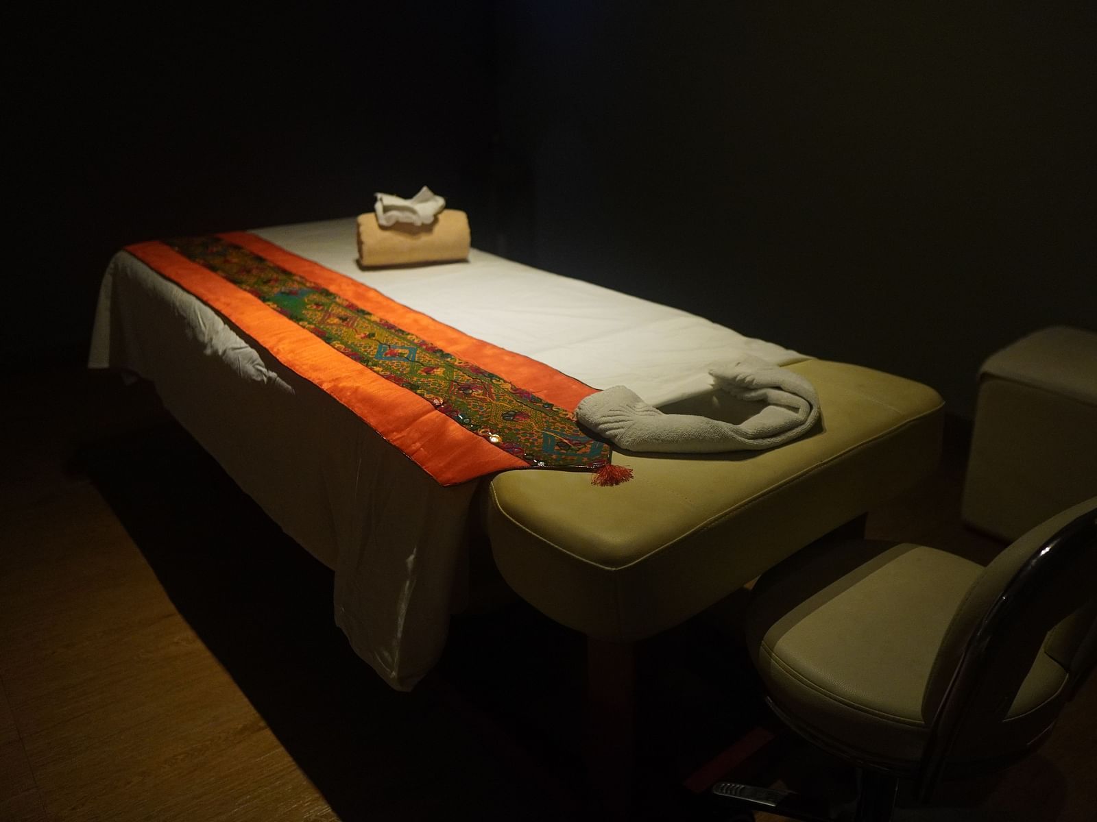 Massage bed with neatly arranged aesthetic elements