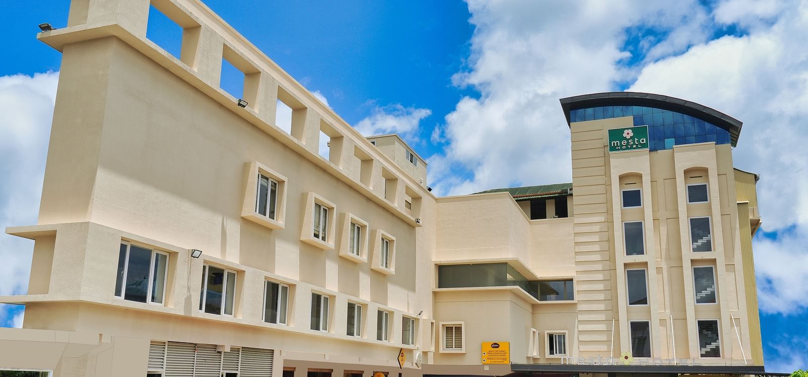 front view of the hotel esta