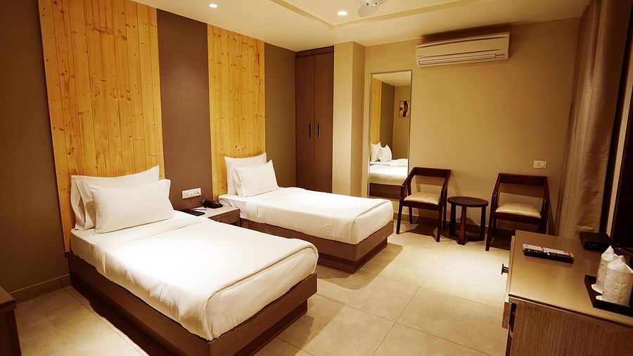 A room with twin beds at Five Elements Hotels Maplewood Premier