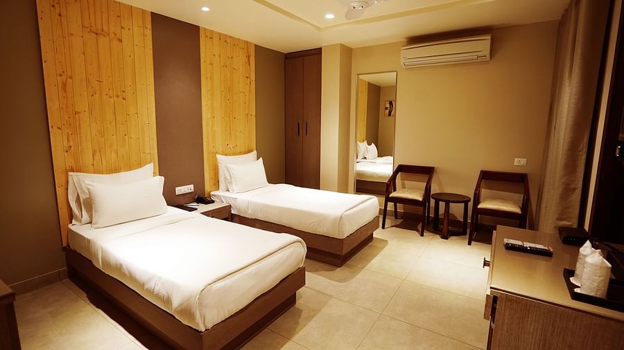 A room with twin beds at Five Elements Hotels Maplewood Premier