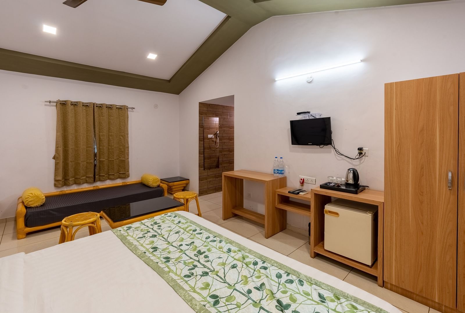 Luxury Cottage with large bed, wooden furniture and wall mounted television