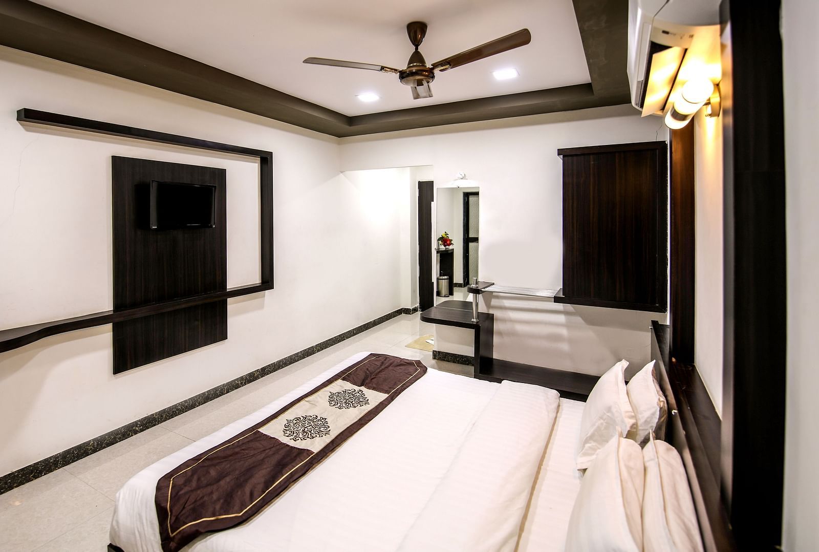 Standard room at Saavaj Resort with a double bed and a wardrobe