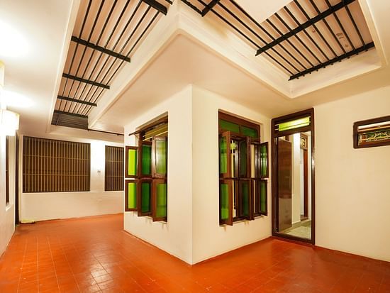 Overview of the veranda area with entrance to the room - La Villa Heritage, Pondicherry