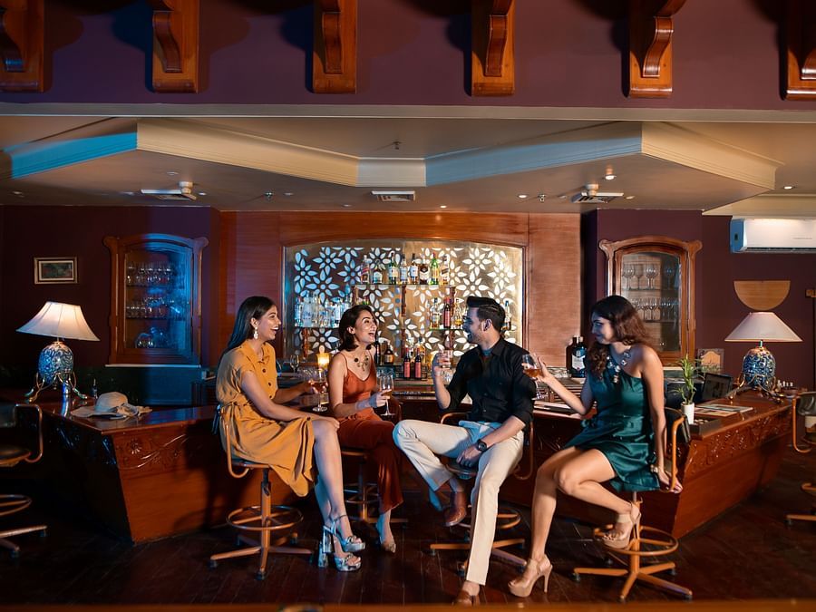 Ummed Hotels - People sitting at the bar with drinks in their hands
