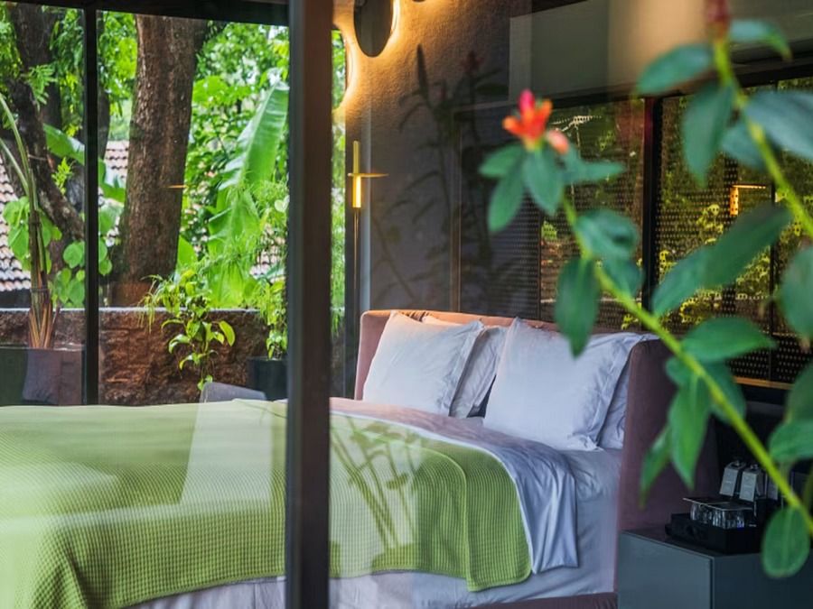 V Master - King Bed, Ensuite with 2 deck areas - Villa in Palms by V Escapes