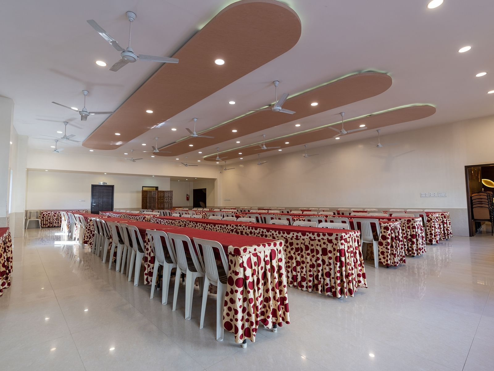 Decorated tables for food inside the banquet hall - Hotel Pai Vista, KR Road