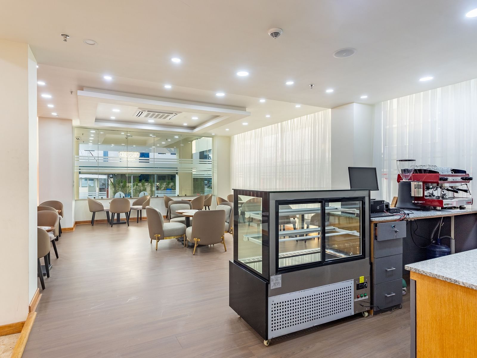 L cafe image number 1