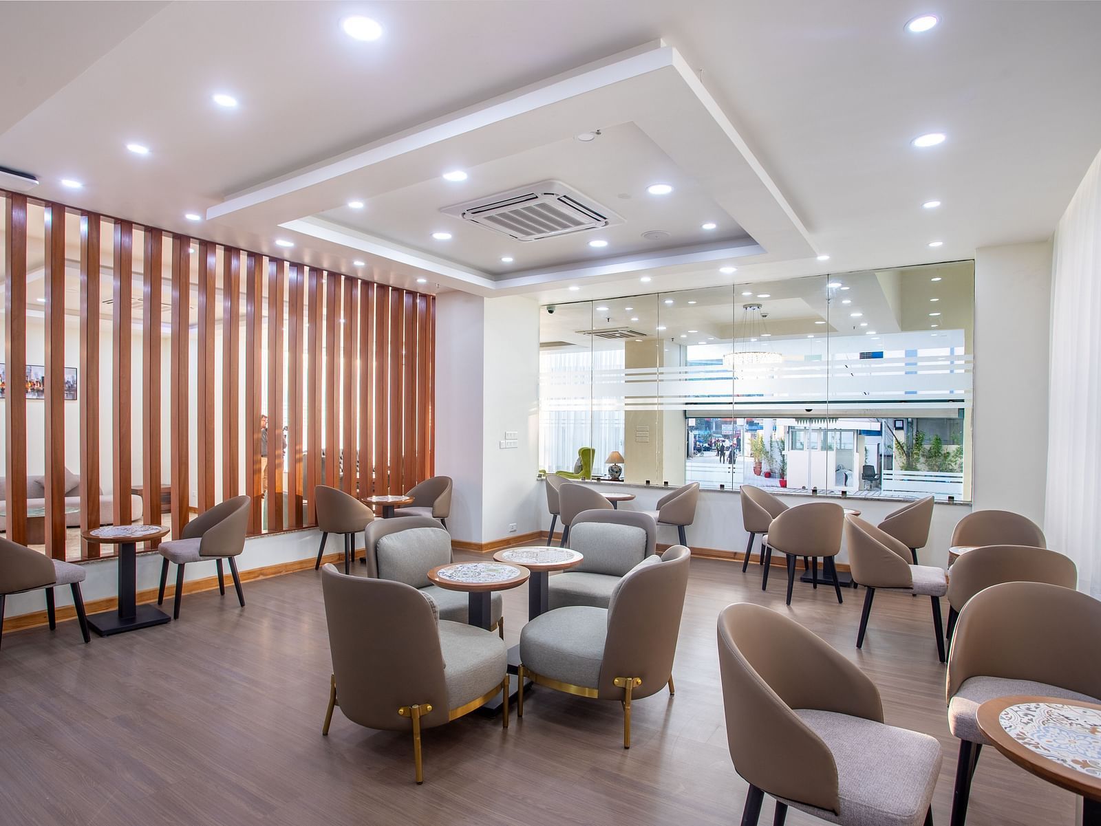 L cafe image number 2