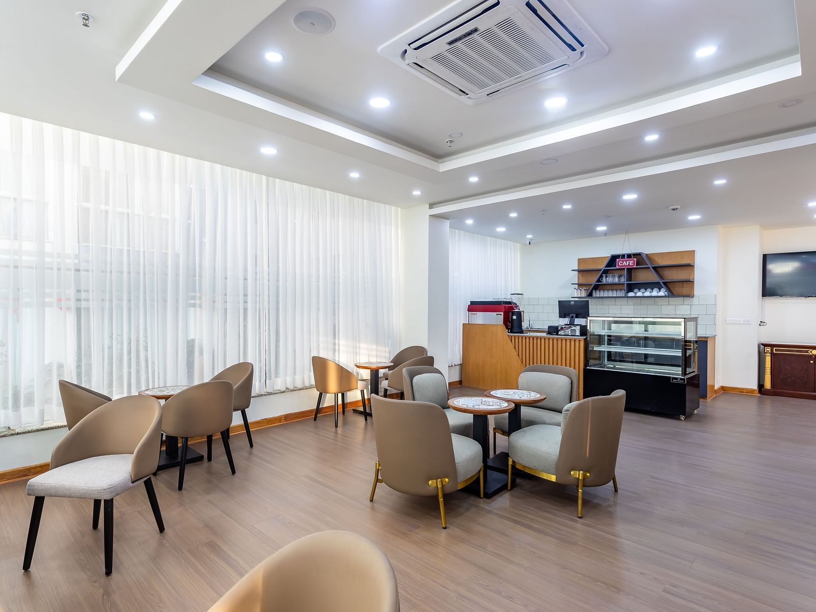 L cafe image number 3