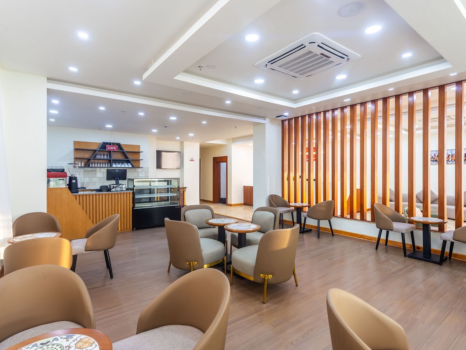 L cafe image number 4