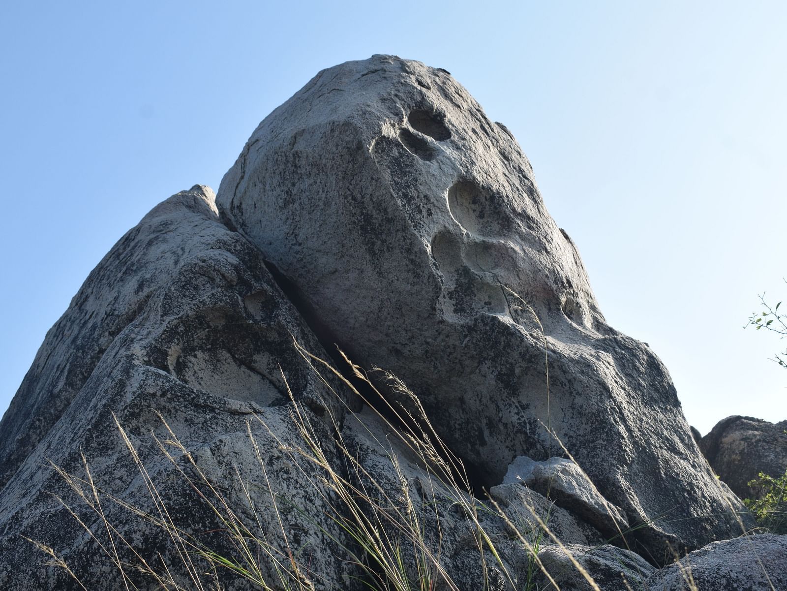 Picture of two big rocks one on the other