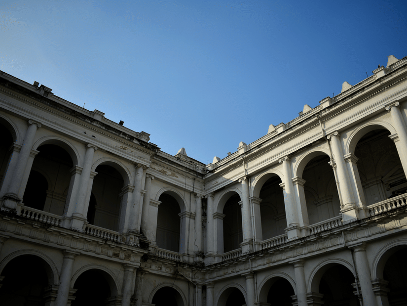 Interior courtyard of Indian Museum, showcasing colonial architecture and arched corridors in Kolkata.