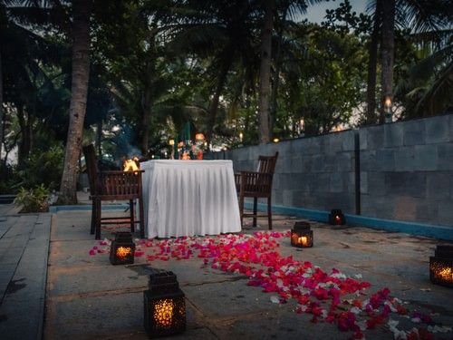 Poolside romantic dinner (2)