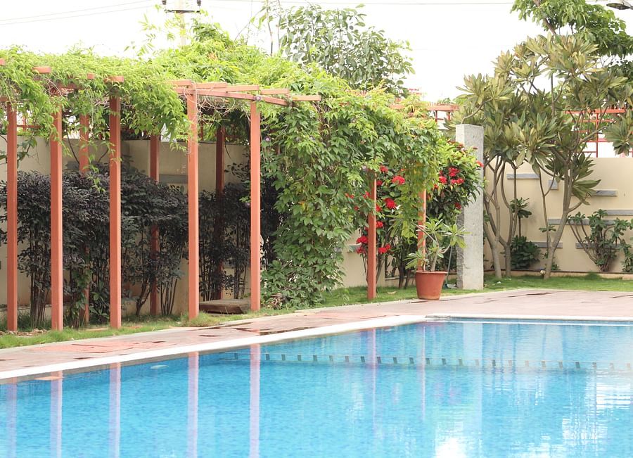 outdoor swimming pool at la classic, hosur road