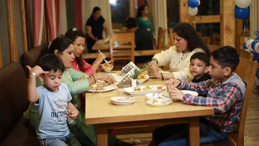 patrons at 1000 Spices