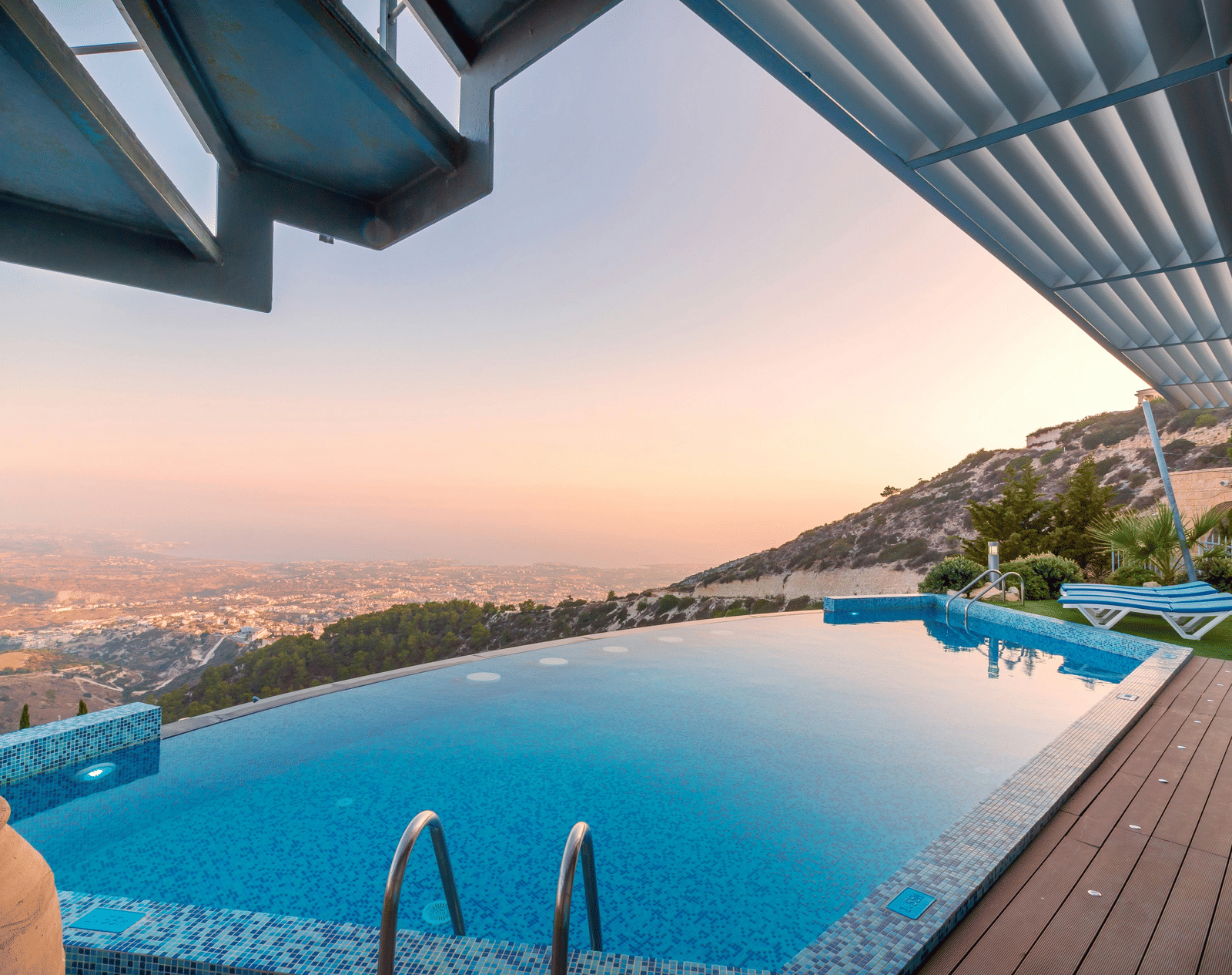 Infinity pool overlooking a breathtaking panoramic view of the mountains.