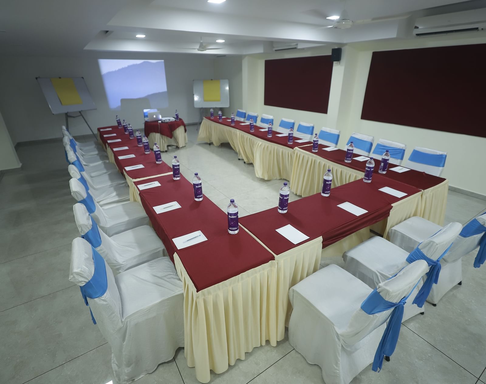 U-shaped arrangement in the Pearl banquet hall at Mountview Resort that is furnished with cloth-covered chairs and tables.