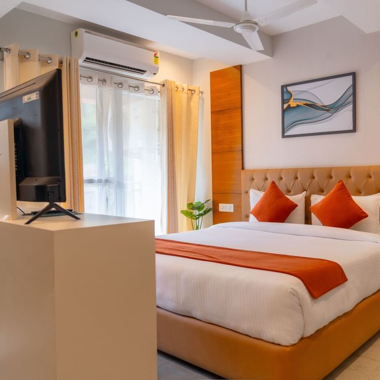 Standard Room with a large bed at Montclair Ananta, Elite.