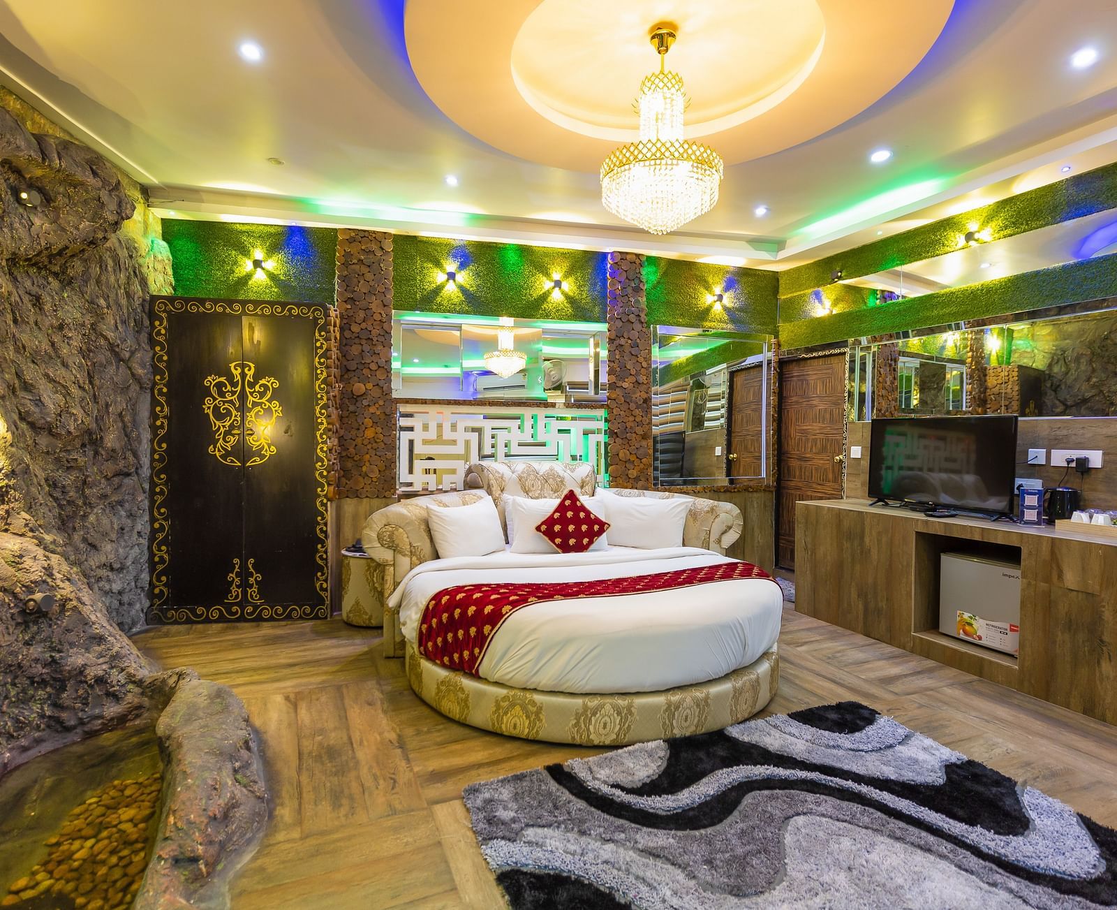 a round bed with beautiful ceiling at the Single Bedroom Pool Villa at Parakkat Nature Hotel and Resorts Munnar 