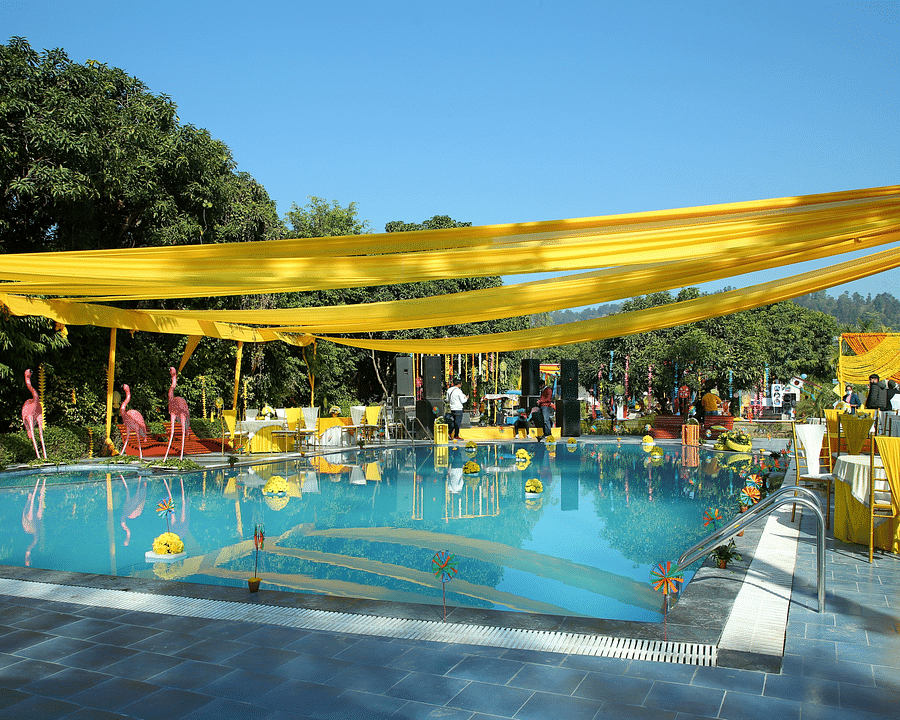 alt-text Pool Side 3