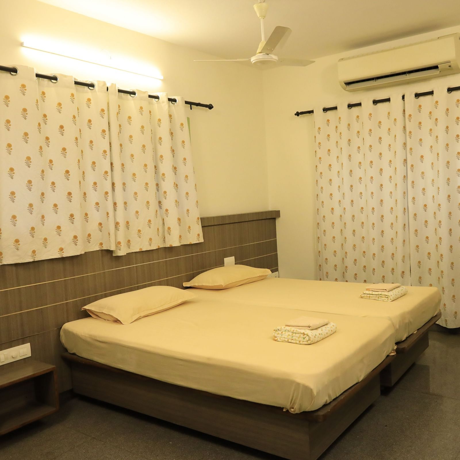 A cosy bedroom at Wyt Hotels Transit Nest, Madurai featuring a comfortable bed and soft pillows.