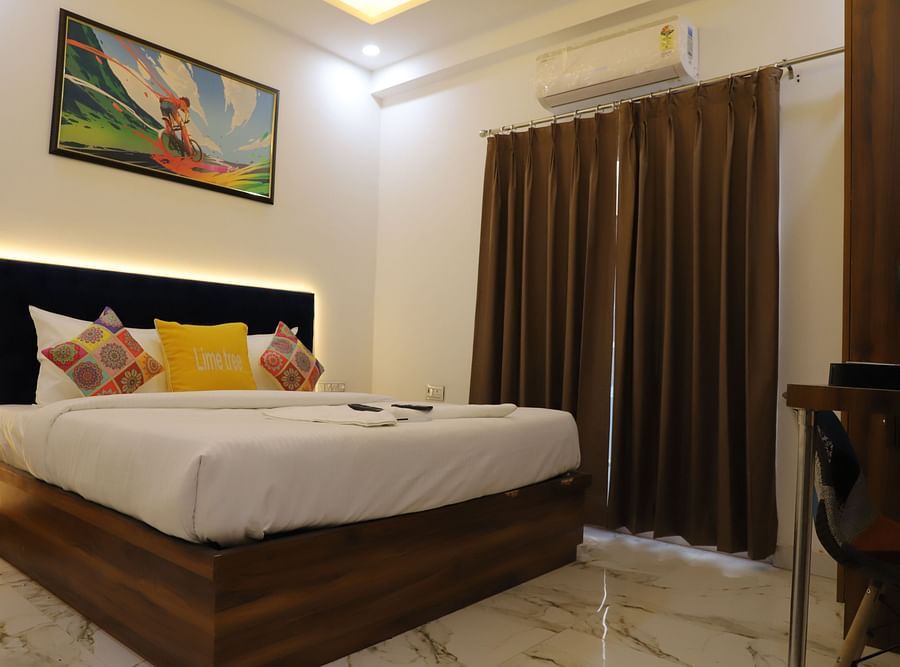 A room featuring a bed, a painting and a chair - Opulent Inn
