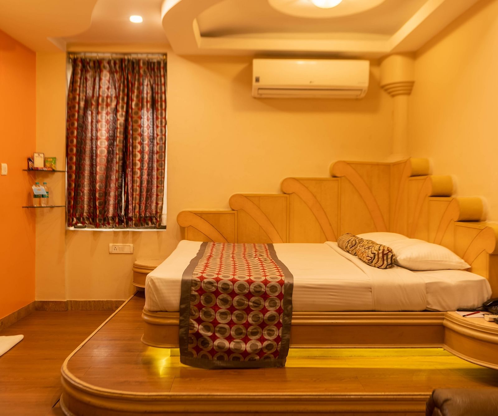 The suite at Hotel Pai Viceroy Jayanagar featuring warm interiors and a queen sized bed