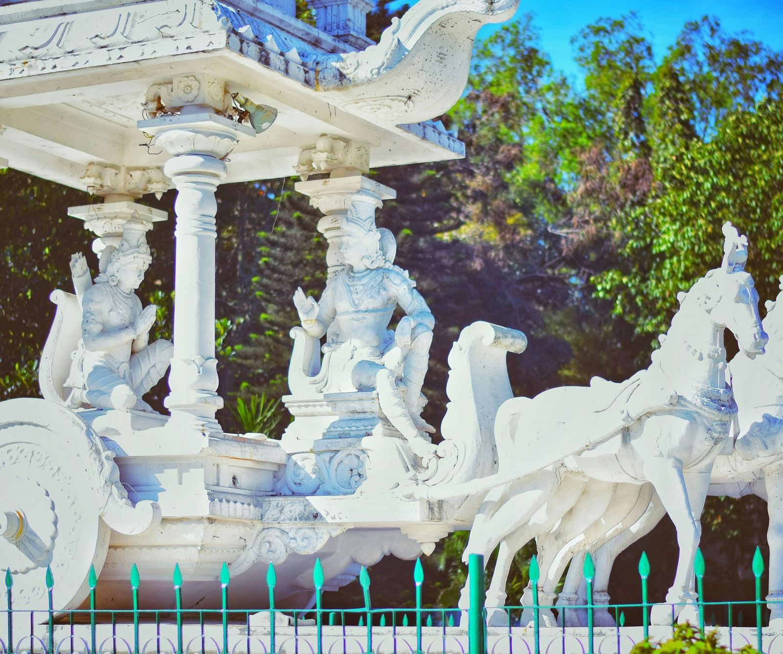 Picture of a big statue in the day time. 