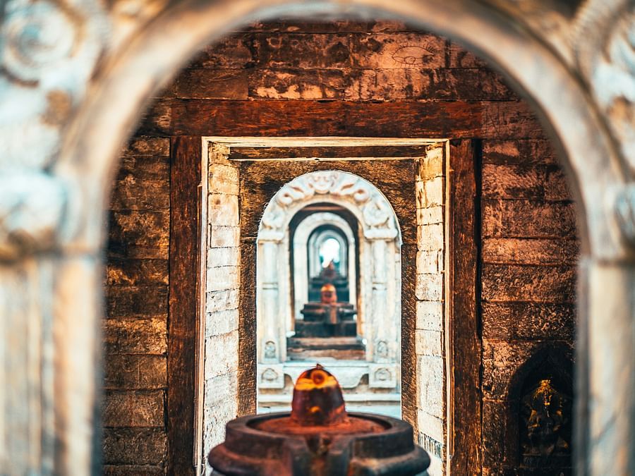 Nanjangud Sri Srikanteshwara Swamy Temple – An ancient Dravidian-style temple dedicated to Lord Shiva.