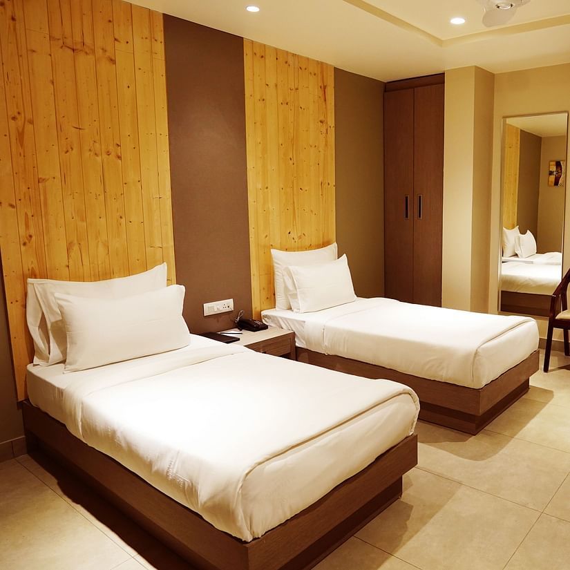 A room with twin beds at Five Elements Hotels Maplewood Premier