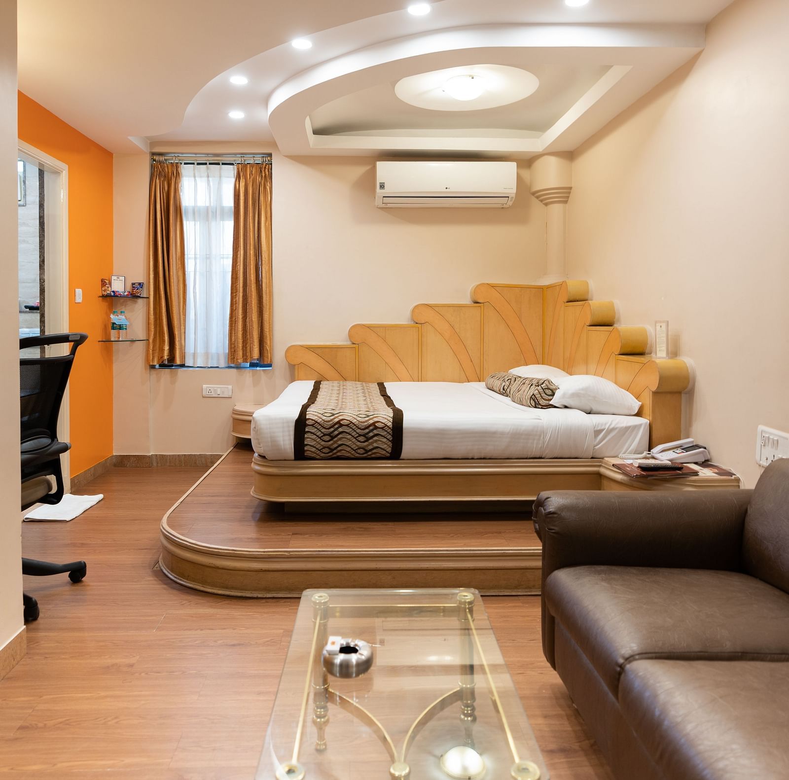 A room with a double bed at Hotel Pai Viceroy, Jayanagar