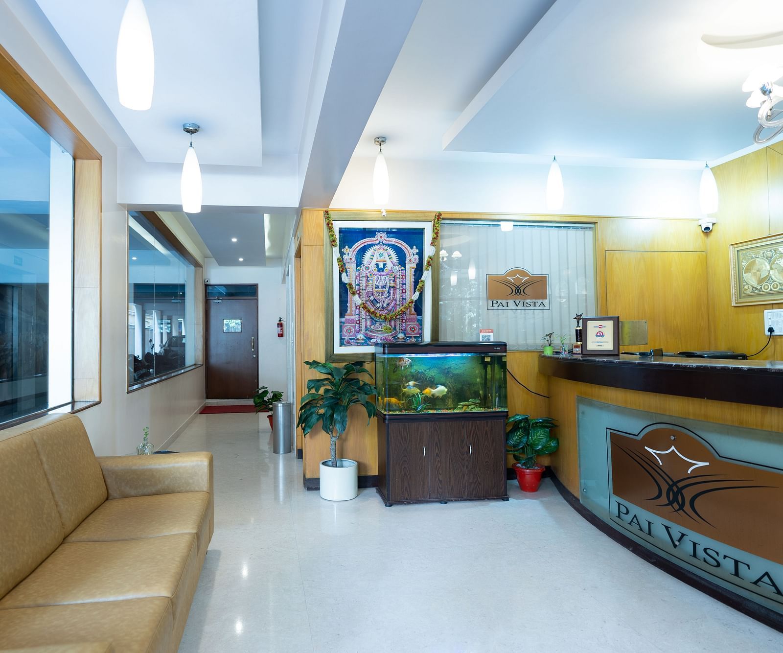 Overview of the lobby with the reception desk in view - Hotel Pai Vista, KR Road