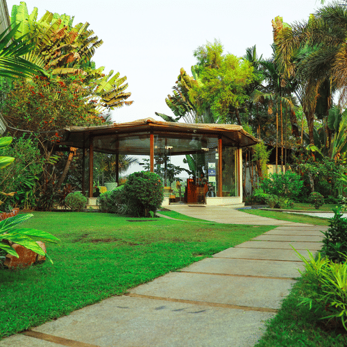 garden area with stone pathway - White pearl suites by rosetum 