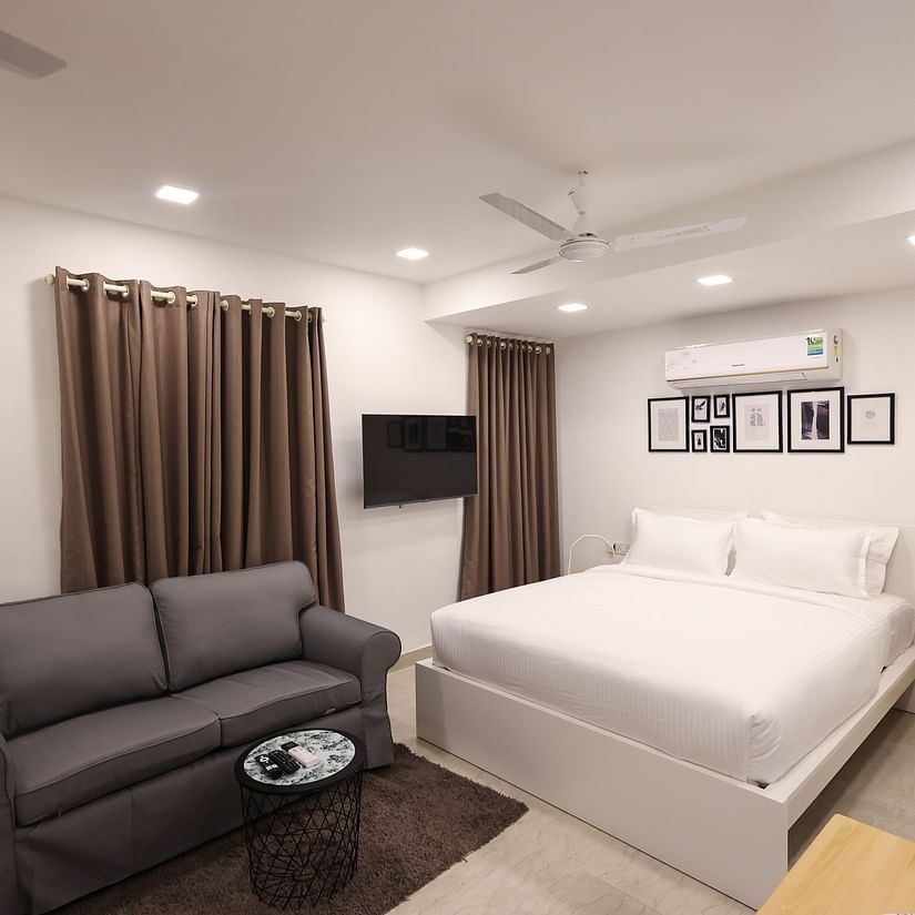 Bedroom of room 404 3003 5003 at Wabi-Sabi Juhu 7