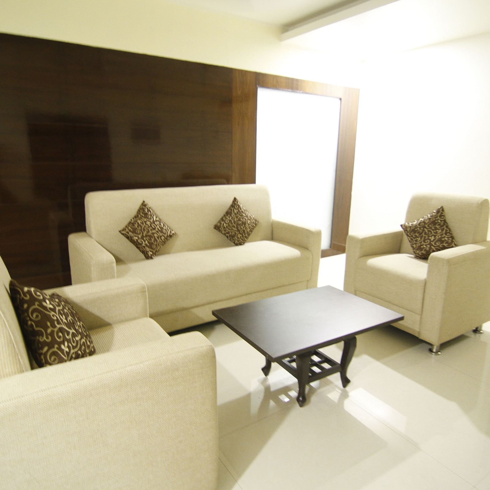 Living roon with sofas and a coffee table at Hotel Green Apple