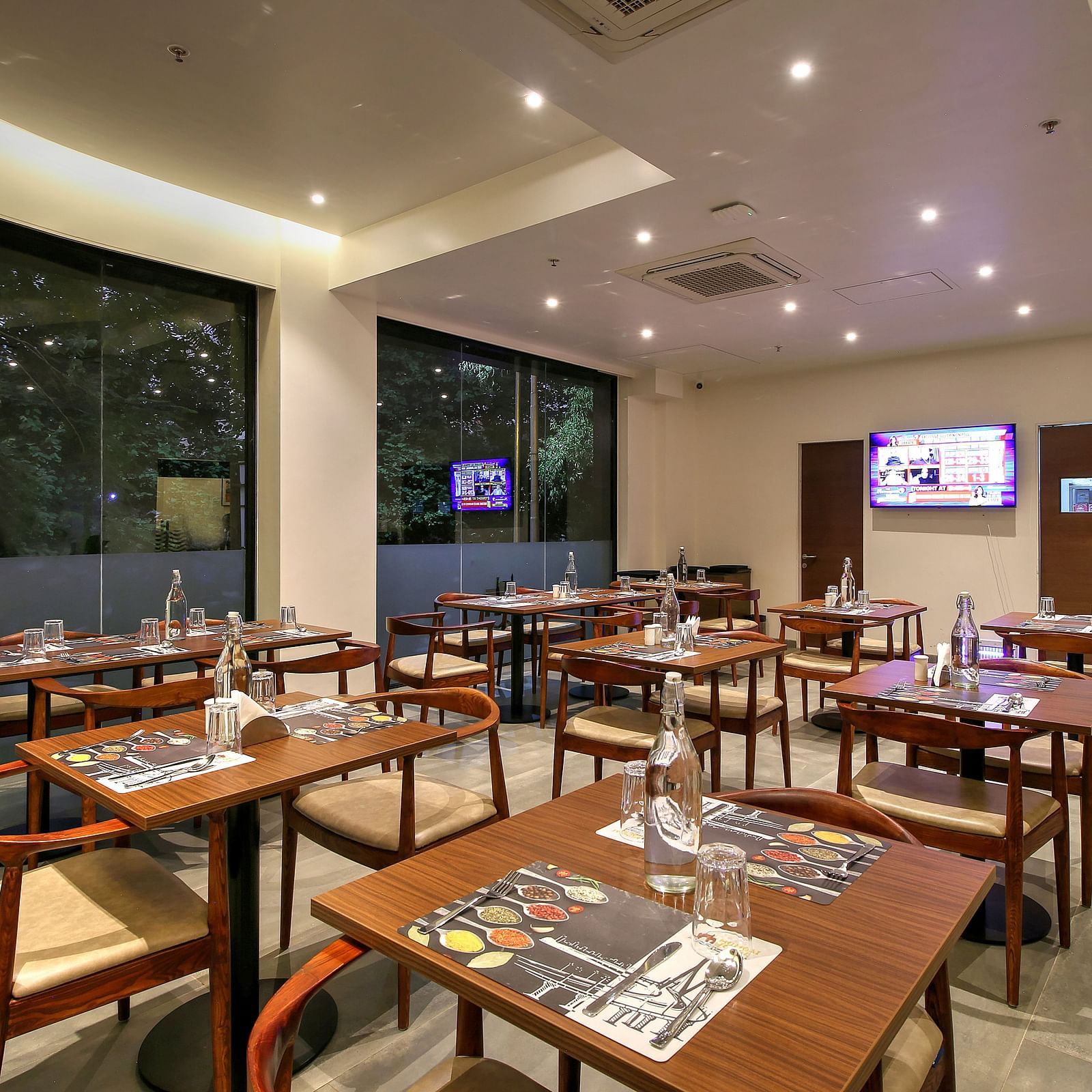 Multi-cuisine Restaurant at Hotel Mumbai House, Ghansoli