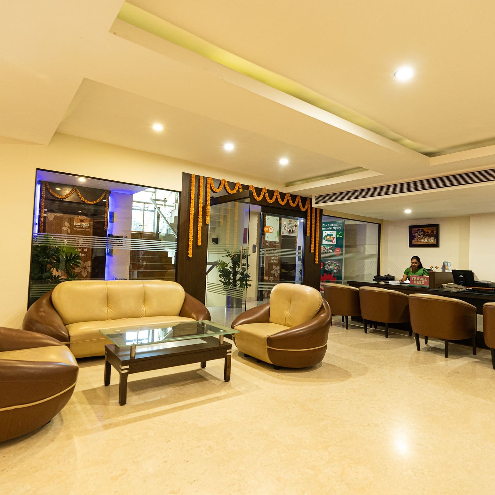 lobby area with sofas and a coffee table - Hotel Pai Vista, Mysore