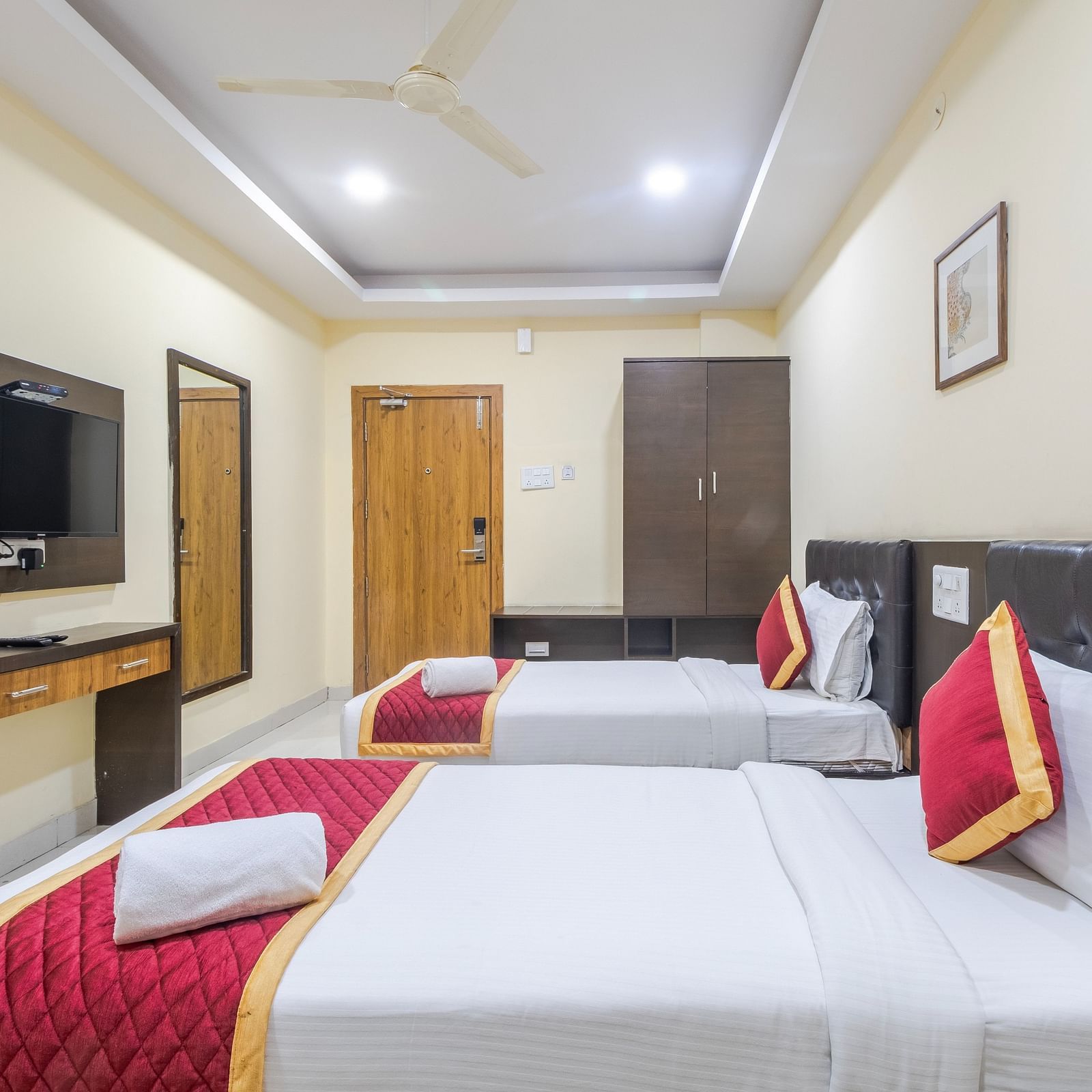 Premium room with two cosy beds and wall-mounted TV at Lemonridge Hotels