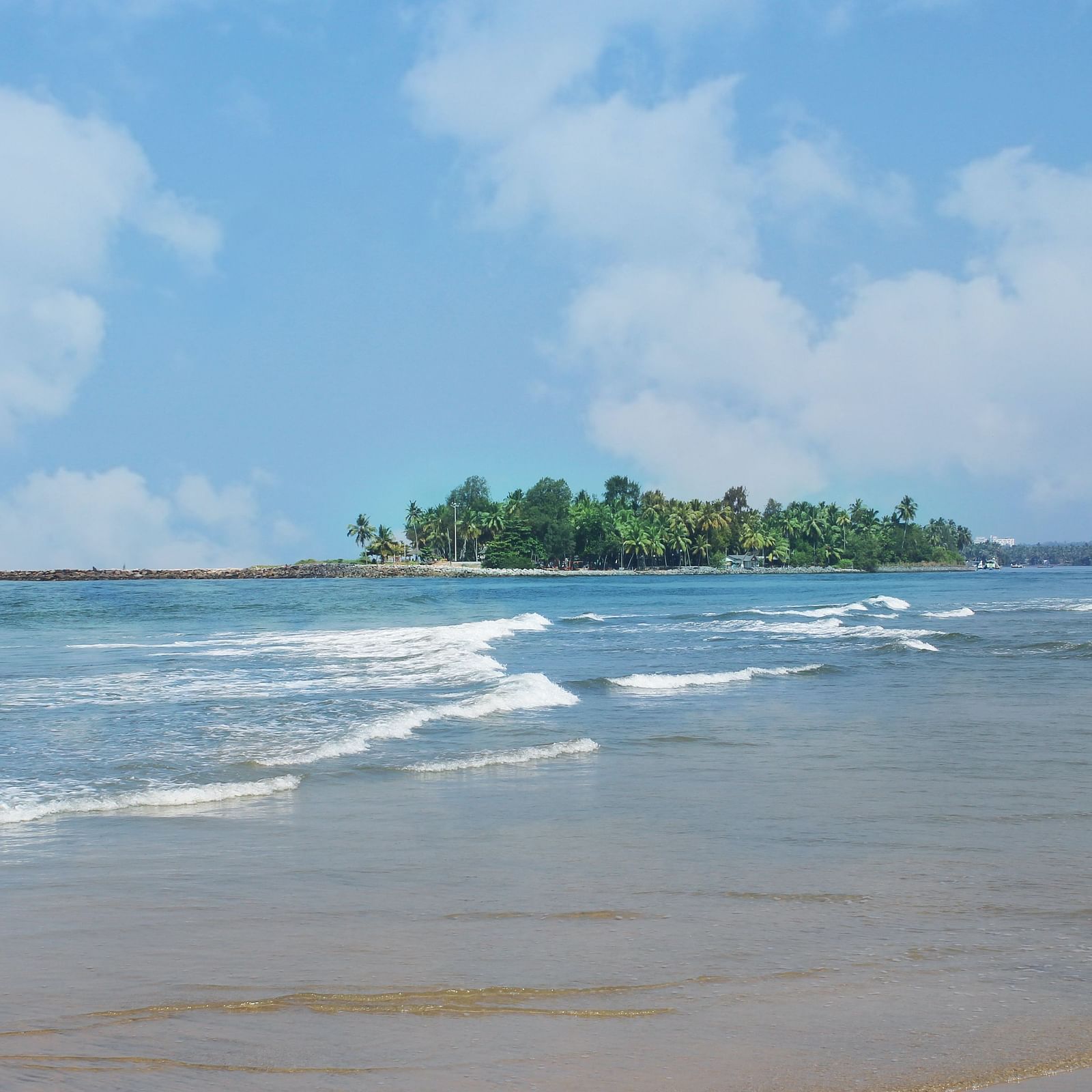 A wide view of sea by the sea shore during the day 