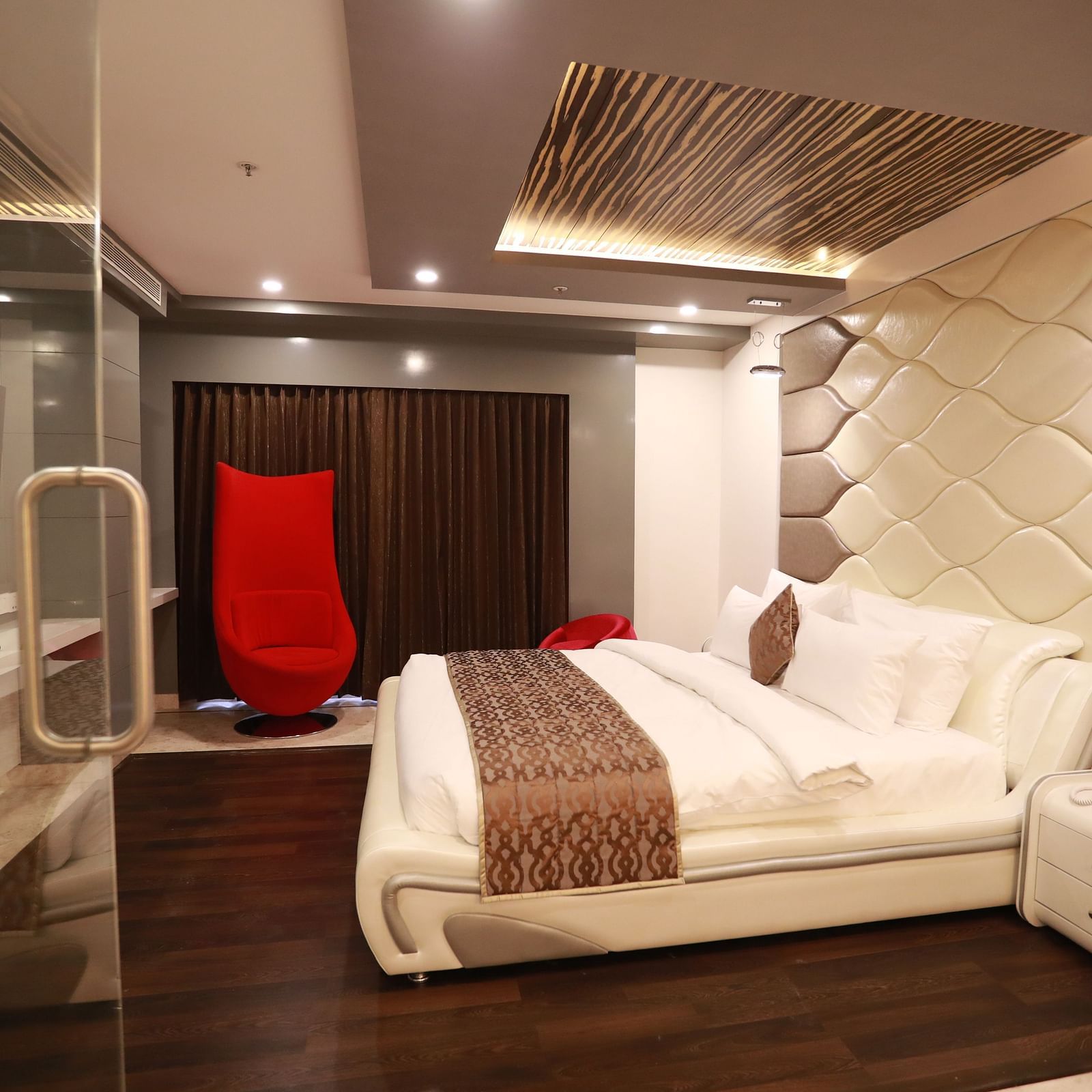 a view of a suite featuring a bed at Park Elanza