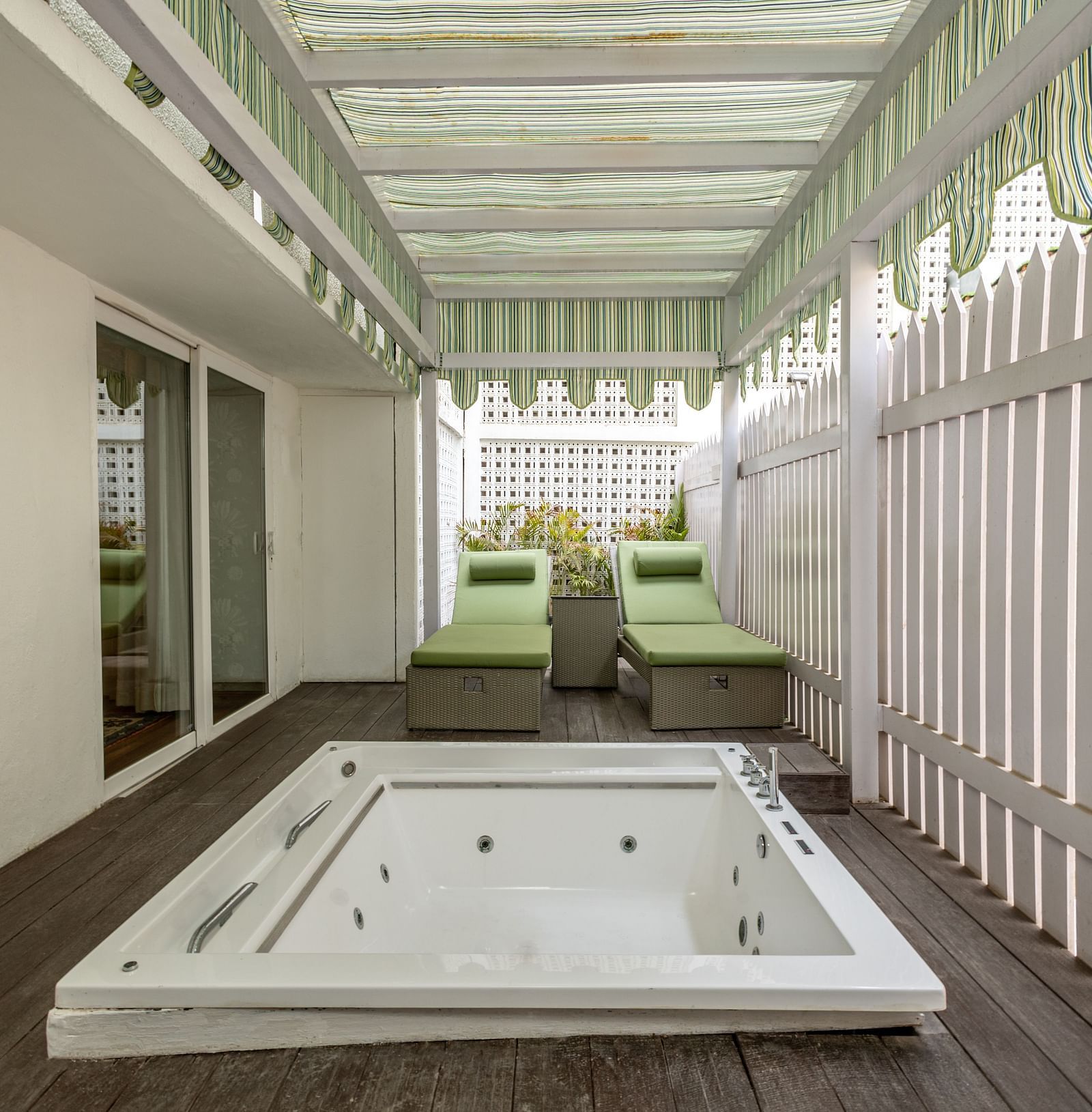 image of a outdoor whirlpool in the heritage luxury suite - The Claridges New Delhi