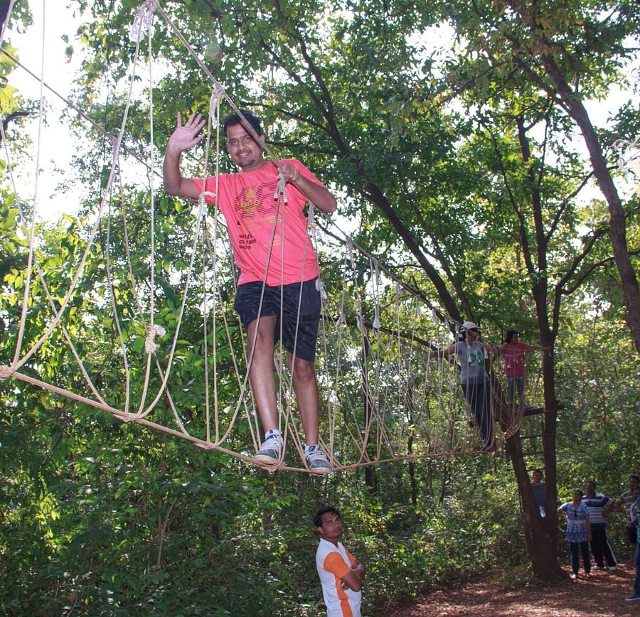 alt-text Burma Bridge - Durshet 2
