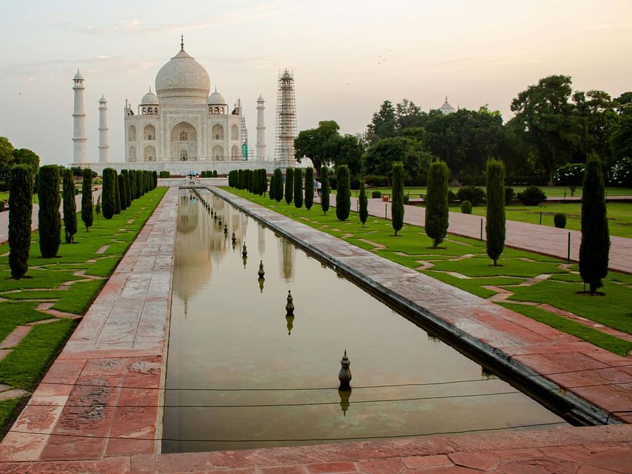 alt-text A scenic view of Taj Mahal, Agra
