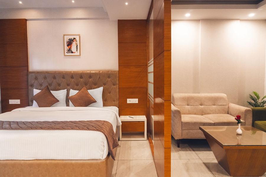 A large bed of a Super Deluxe Room at Montclair Ananta, Elite